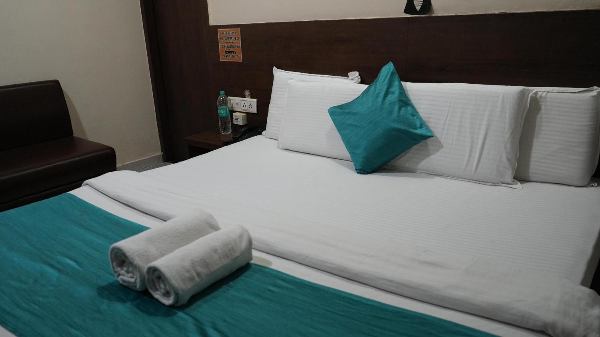 Hotel Satyug Ujjain Eksteriør billede