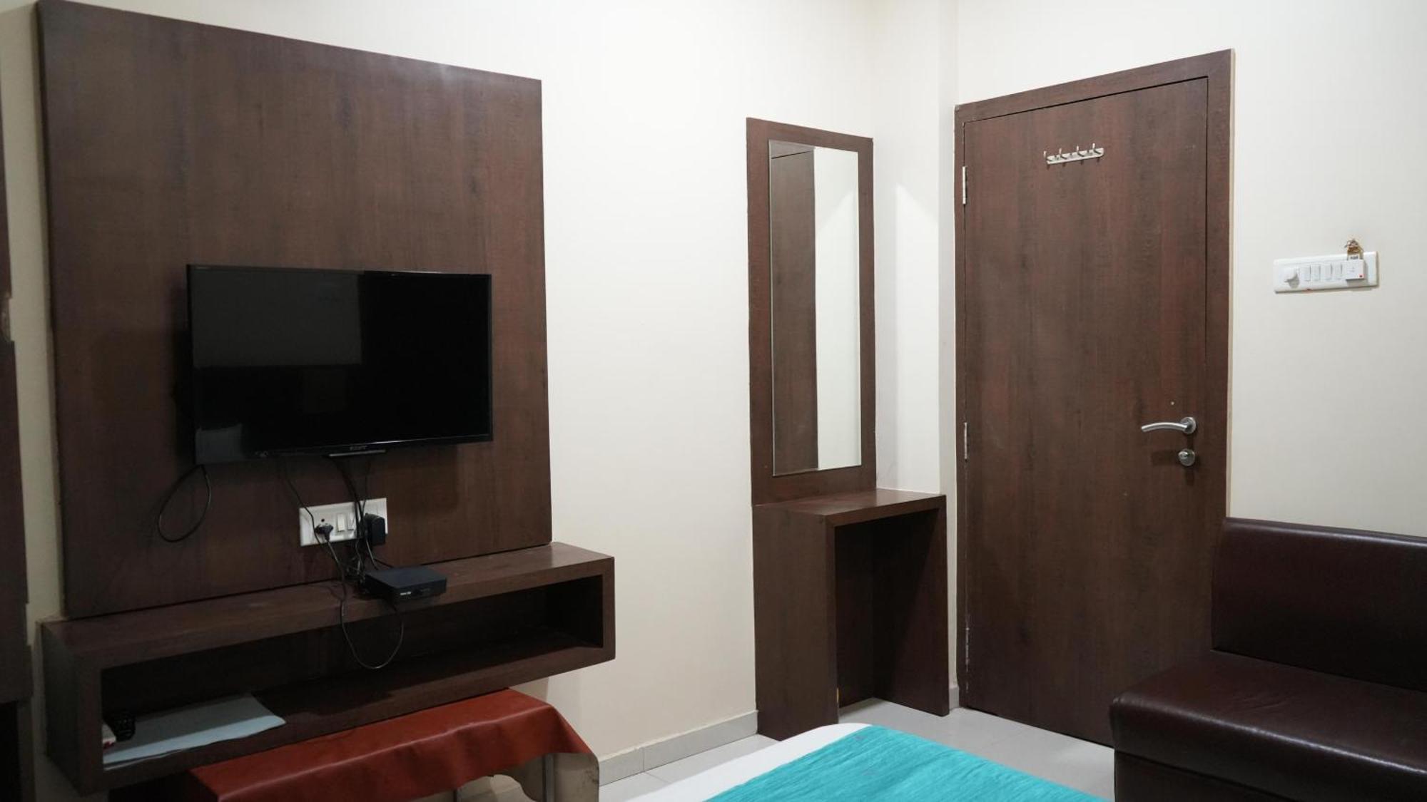 Hotel Satyug Ujjain Eksteriør billede
